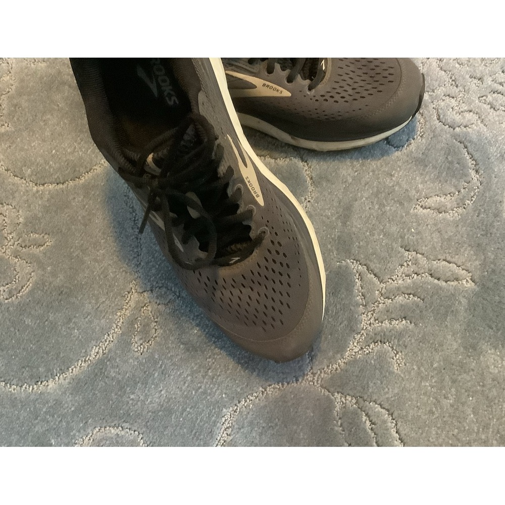 Brooks men’s sneakers